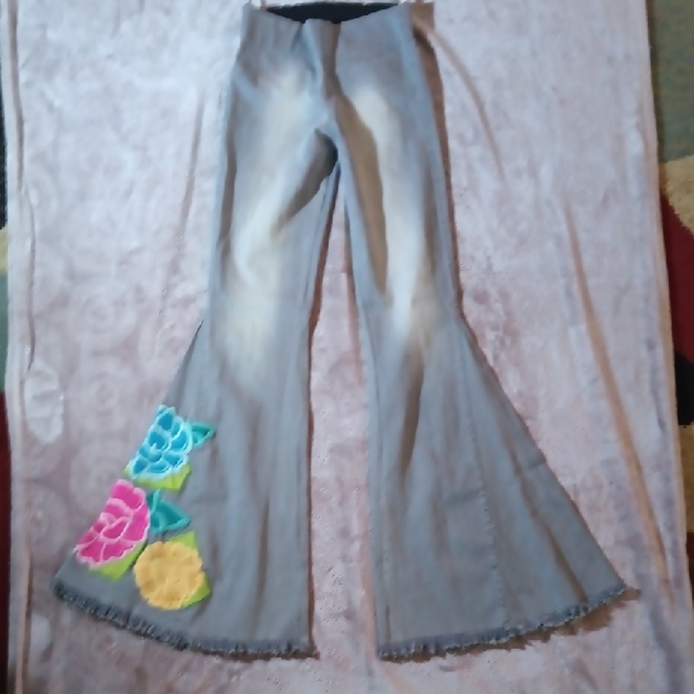 Judith March Gray Flare Jeans with Floral Embroidery - Picture 2 of 6